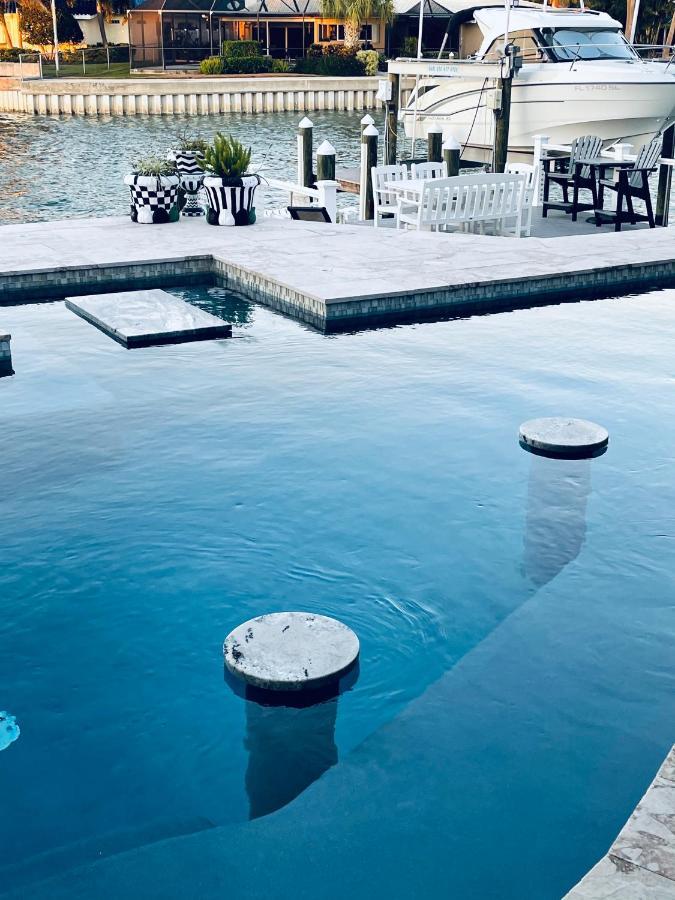 Modern Waterfront Pool & Hot Tub Paradise セント・ピーターズバーグ エクステリア 写真